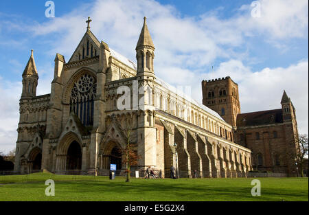 La cattedrale e la chiesa abbaziale di Saint Alban, St Albans, Hertfordshire, Regno Unito Foto Stock