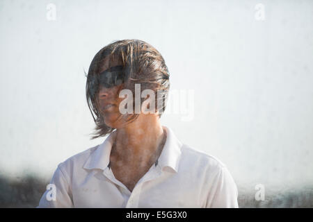 Metà donna adulta con capelli bagnati Foto Stock