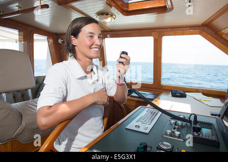 La donna dietro il volante in yacht Foto Stock