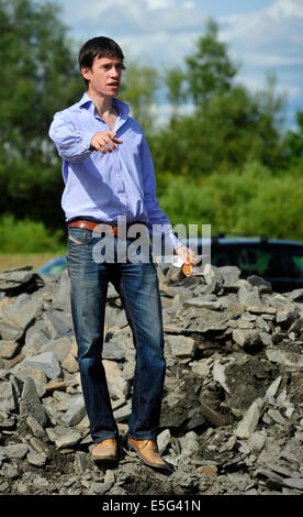 Le mani attraverso la frontiera comunità costruire il Auld Aquaintance Cairn sull'Inghilterra Scozia border at Gretna. Il Cairn viene costruita da persone che credono nell'Unione tra Inghilterra e Scozia davanti a Scottish referendum sull indipendenza. Rory Stewart mp conservatore per Penrith e la frontiera: STUART WALKER Foto Stock