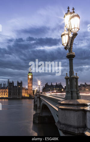 Westminster Bridge, lanterna tradizionale, vista a distanza della Casa del Parlamento e del Big ben, Westminster, Londra, Regno Unito