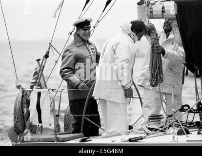 AJAXNETPHOTO. AGOSTO 1985. COWES, INGHILTERRA - DUCA IN CARICA - S.A.R. IL PRINCIPE FILIPPO IL DUCA DI EDIMBURGO AL VOLANTE DI YEOMAN XXVI.PHOTO:JONATHAN EASTLAND/AJAX REF:DOE 1985 1 Foto Stock