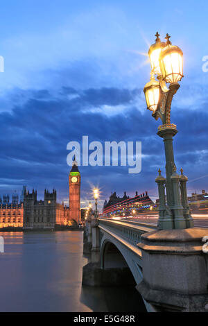 Westminster Bridge, lanterna tradizionale, vista a distanza della Casa del Parlamento e del Big ben, Westminster, Londra, Regno Unito