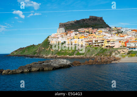 Vista di Castelsardo la fortezza e il villaggio dalla spiaggia, Sardegna, Italia Foto Stock