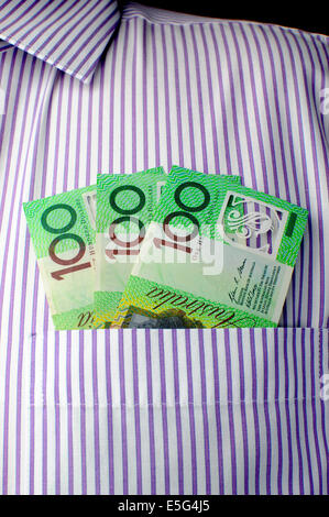 Trecento dollar note nella tasca di font di business man shirt, con striscia viola cravatta. Verticale. Foto Stock