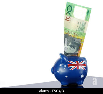 Australian denaro, un centinaio di dollar nota in rosso bianco e blu salvadanaio con bandiera australiana per 30 Giugno fine di finanziario Foto Stock