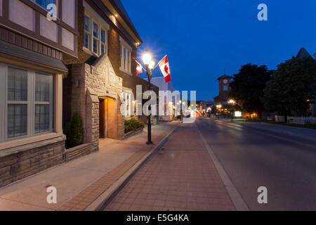 Il centro di 'Main street' Newmarket al crepuscolo Roadhouse e Rose funerale Home in primo piano. In Ontario, Canada. Foto Stock