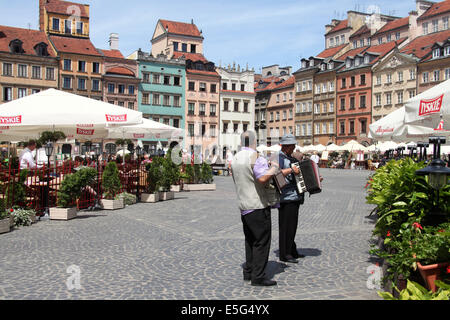 Musicisti di suonare nel famoso Varsavia Città Vecchia Piazza del Mercato Foto Stock