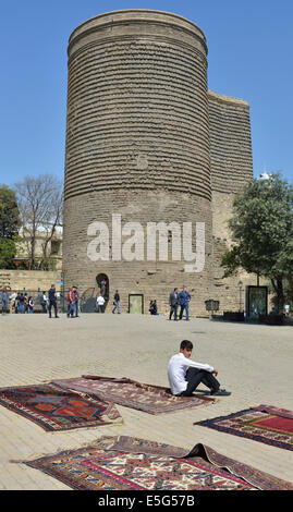 Tappeto stallo nella parte anteriore dei Maiden Tower, Città Vecchia, Baku, Azerbaijan Foto Stock