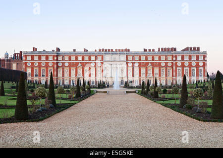 Il Christopher Wren facciata e Giardini di Hampton Court Palace, Surrey, Inghilterra Foto Stock