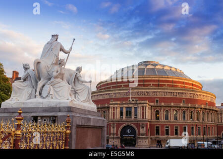 Il Royal Albert Hall - sede per la BBC Proms e una statua sull'Albert Memorial, London, England, Regno Unito Foto Stock