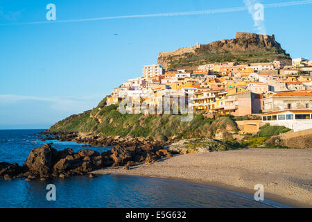 Vista di Castelsardo la fortezza e il villaggio dalla spiaggia al tramonto, Sardegna, Italia Foto Stock