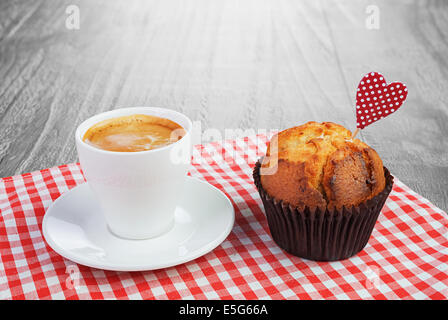 Tazza di caffè e muffin su grunge sfondo di legno Foto Stock