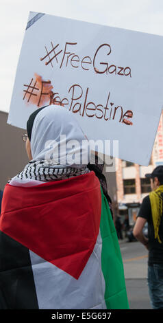 Montreal, Canada. Il 30 luglio, 2014. Montrealers ha avuto sulle strade per protestare contro il bombardamento continuo della striscia di Gaza che è risultante in un numero crescente di palestinesi vittime civili. Credito: Megapress/Alamy Live News Foto Stock