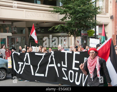 Montreal, Canada. Il 30 luglio, 2014. Montrealers ha avuto sulle strade per protestare contro il bombardamento continuo della striscia di Gaza che è risultante in un numero crescente di palestinesi vittime civili. Credito: Megapress/Alamy Live News Foto Stock