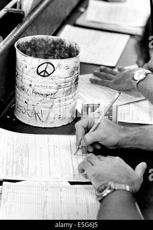 In Oakland deposito esercito di soldati di ritorno dal Vietnam in lotta con le modifiche in time-zone di compilare le carte e preparatevi per la scarica e tornare alle loro famiglie. Foto Stock