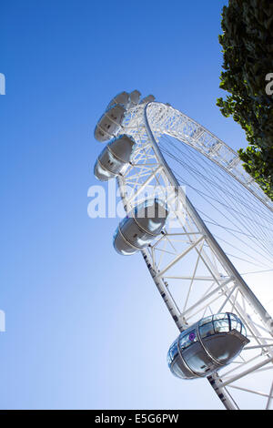 Regno Unito, Londra London Eye shot dal di sotto Foto Stock