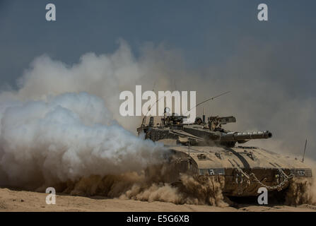 Frontiera Gaza. Il 30 luglio, 2014. Un israeliano Merkava serbatoio funziona nel campo nel sud di Israele vicino al confine con la striscia di Gaza, il 30 luglio 2014. Tre soldati israeliani sono stati uccisi nella Striscia di Gaza il mercoledì, le Forze di Difesa Israeliane (IDF) unità portavoce ha detto in una dichiarazione. Credito: Li Rui/Xinhua/Alamy Live News Foto Stock