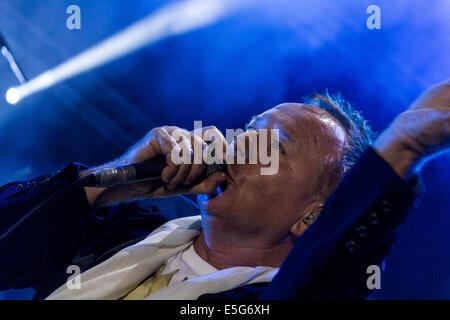 Torino, Italia. Il 30 luglio, 2014. Scottish rock band Simple Minds, guidata dal cantante Jim Kerr eseguita dal vivo durante il Festival GruVillage. Essi sono considerati uno dei più rappresentati e gruppi più influenti degli anni ottanta e novanta. Credito: Elena Aquila/Pacific Press/Alamy Live News Foto Stock