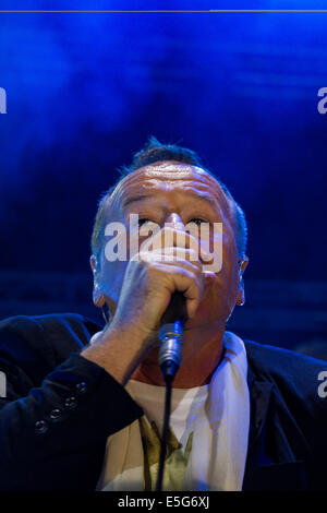 Torino, Italia. Il 30 luglio, 2014. Scottish rock band Simple Minds, guidata dal cantante Jim Kerr eseguita dal vivo durante il Festival GruVillage. Essi sono considerati uno dei più rappresentati e gruppi più influenti degli anni ottanta e novanta. Credito: Elena Aquila/Pacific Press/Alamy Live News Foto Stock