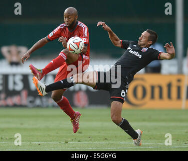 Washington DC, Stati Uniti d'America. Il 30 luglio, 2014. 20140730: D.C. Regno centrocampista Davy Arnaud (8) e Toronto FC centrocampista Collen Warner (26) giocare la palla durante il primo semestre a RFK Stadium di Washington. Regno sconfitto Toronto FC, 3-0. Credito: Chuck Myers/ZUMA filo/Alamy Live News Foto Stock