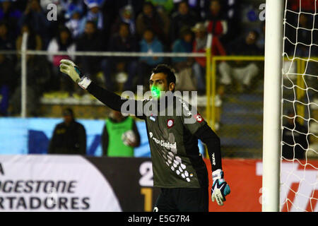 La Paz in Bolivia. Il 30 luglio, 2014. Una ventola brilla di un fascio laser in un occhio di San Lorenzo portiere Sebastián Torrico come egli si prepara per il calcio d'angolo, durante una seconda gamba della Copa Libertadores 2014 semi finale corrispondono a Hernando Siles Stadium. Credito: James Brunker/Alamy Live News Foto Stock