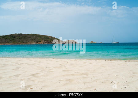 Spiaggia di Tuerredda lungo la costa di Teulada, Sardegna Sud, Italia Foto Stock