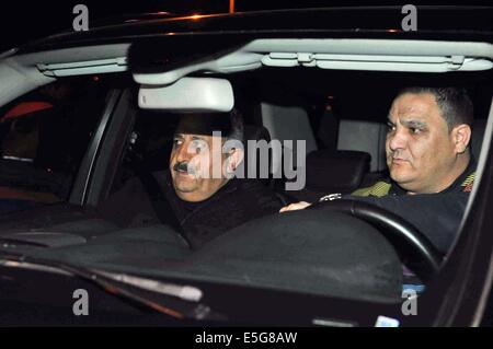 Buenos Aires, Argentina. Il 30 luglio, 2014. Vice presidente di Independiente FC Noray Nakis (L), arriva a Ezeiza, dove il corpo del tardo AFA Presidente Julio Grondona è posizionato, a Buenos Aires, Argentina, il 30 luglio 2014. L'afa Presidente e Vice Presidente Senior della Federazione internazionale del calcio (FIFA, per il suo acronimo in francese), Julio Grondona, morto mercoledì all'età 82, in Buenos Aires clinica. © V¨ªctor ño/TELAM/Xinhua/Alamy Live News Foto Stock