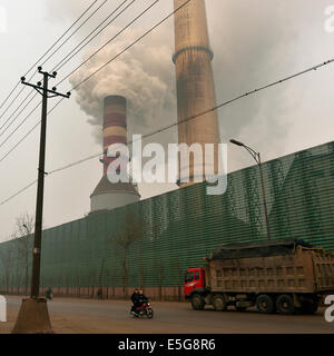 Emissione di fumo nero dal camino di un privato Ferro e acciaio fabbrica in Tangshan, nella provincia di Hebei (Cina). 26-Mar-2014 Foto Stock