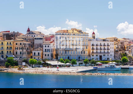 Corfù, capoluogo dell'isola di Corfù. Una vista della città di Corfù, capitale dell'isola di Kerkyra, o Corfù, viste dal mare Foto Stock