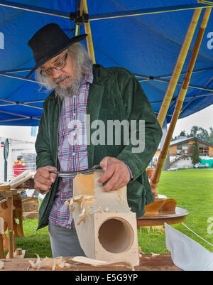 Intagliare la "horn " di un'alphorn da un solido blocco di legno Foto Stock