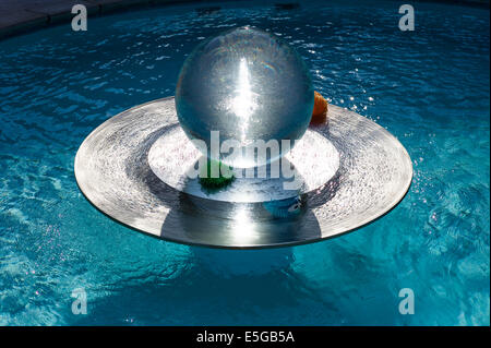 Moderna funzione di acqua in una piscina nelle isole Channel UK Foto Stock