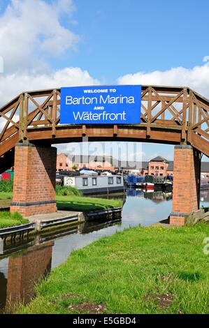 Il Footbridge con segno di benvenuto che sfocia nel bacino del canale, Barton Marina, Barton-sotto-Needwood, Staffordshire, Inghilterra, Regno Unito. Foto Stock