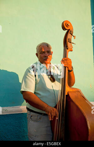 Musicista di strada con contrabbasso nella città vecchia di Trinidad, Cuba, Caraibi Foto Stock