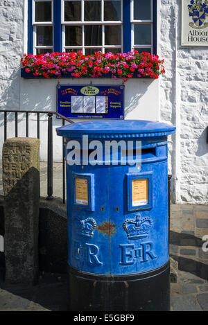 Blue letter box in St Peter Port Guernsey, Regno Unito Foto Stock