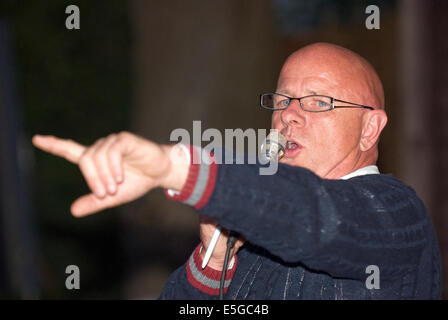 Banditore al lavoro tenendo offerte per le merci in un evento di raccolta fondi per le associazioni di beneficenza locali, Churt, vicino a Farnham, Surrey, Regno Unito. Foto Stock