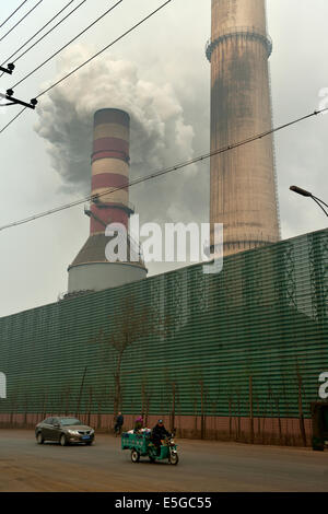 Emissione di fumo nero dal camino di un privato Ferro e acciaio fabbrica in Tangshan, nella provincia di Hebei (Cina). 26-Mar-2014 Foto Stock