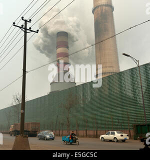 Emissione di fumo nero dal camino di un privato Ferro e acciaio fabbrica in Tangshan, nella provincia di Hebei (Cina). 26-Mar-2014 Foto Stock