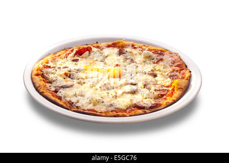 Fresca cotta al forno Pizza con uova, salsiccia, tutti i tipi di formaggio isolato su sfondo bianco Foto Stock