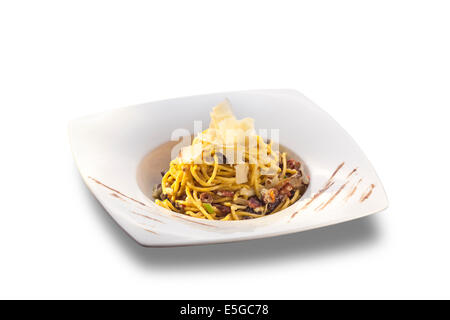 La pasta fresca con cipolla, pancetta e formaggio parmigiano izolated su sfondo bianco Foto Stock