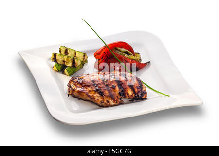 Pollo alla griglia bistecca e verdure arrosto isolato su bianco Foto Stock