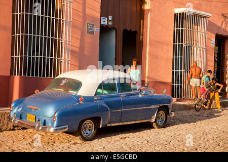 Ci classico auto su una strada di ciottoli nella città vecchia di Trinidad, Cuba, Caraibi Foto Stock