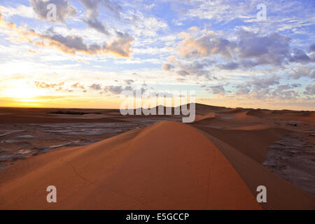 Erg Chegaga o Chigaga,cammelli,guide,Persone escursionismo,Tramonti,Camping,l'esperienza del Sahara, Lusso Tented alloggi,,Zagora,Marocco Foto Stock