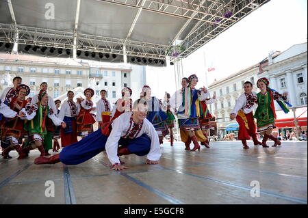 Il gruppo folk Edmonton, ballerini ucraini Viter dal Canada durante il 48mo Festival Internazionale del Folklore nel centro di Zagabria Foto Stock