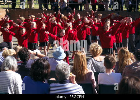 Durante la settimana scolastica del nuovo Galles del Sud in Australia, le scuole hanno aperto i giorni per genitori e amici, qui in una scuola elementare pubblica a Sydney gli studenti ballano nel parco giochi mentre genitori e nonni guardano lo spettacolo Foto Stock