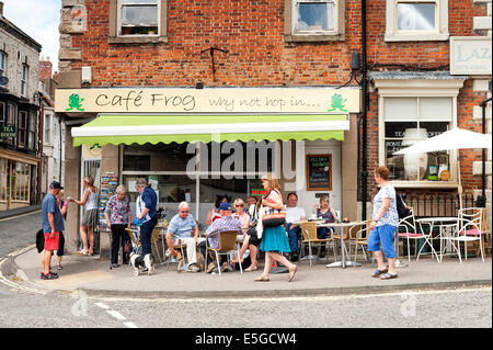 Un occupato cafè in Pickering market place Foto Stock