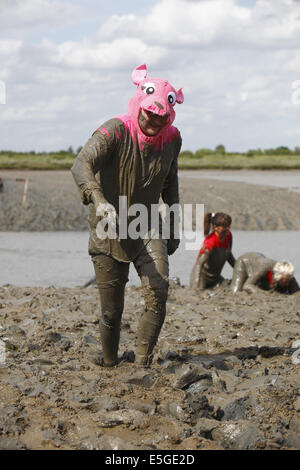 La stravagante 'Mannuale ad' Fango Maldon gara, svoltasi a tarda primavera/ all'inizio dell'estate a seconda delle maree, in Maldon Essex, Inghilterra Foto Stock