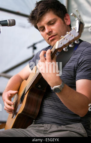 Il cantante ben fawson suonare la chitarra acustica all'annuale millfest 2014, milland, vicino a Liphook, hampshire, Regno Unito. Foto Stock