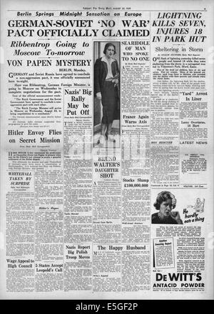 1939 Daily Mail front page Nazi-Soviet reporting patto siglato dal ministro degli esteri tedesco Joachim Ribbetrop e il ministro degli esteri sovietico Vyacheslav Molotov Foto Stock