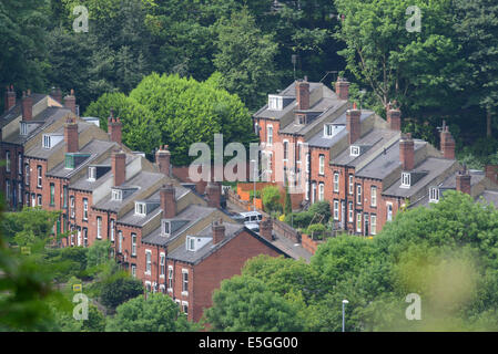 Fila di case a schiera a Leeds, nello Yorkshire, Regno Unito Foto Stock